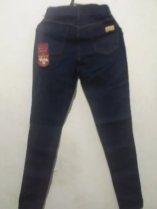 Calça  jeans feminina  com botões  laycra número 38 - Foto 5