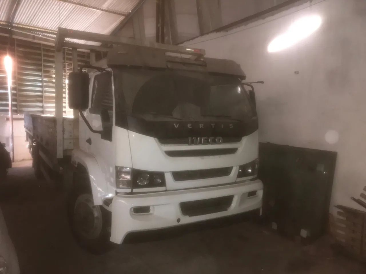 Vendo Caminhão Iveco Vertis 130V19 Ano 2013 carroceria de ferro - Foto 2