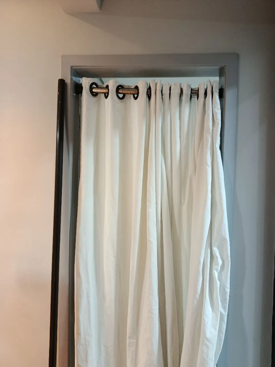 Cortina de tecido branco com ilhoses