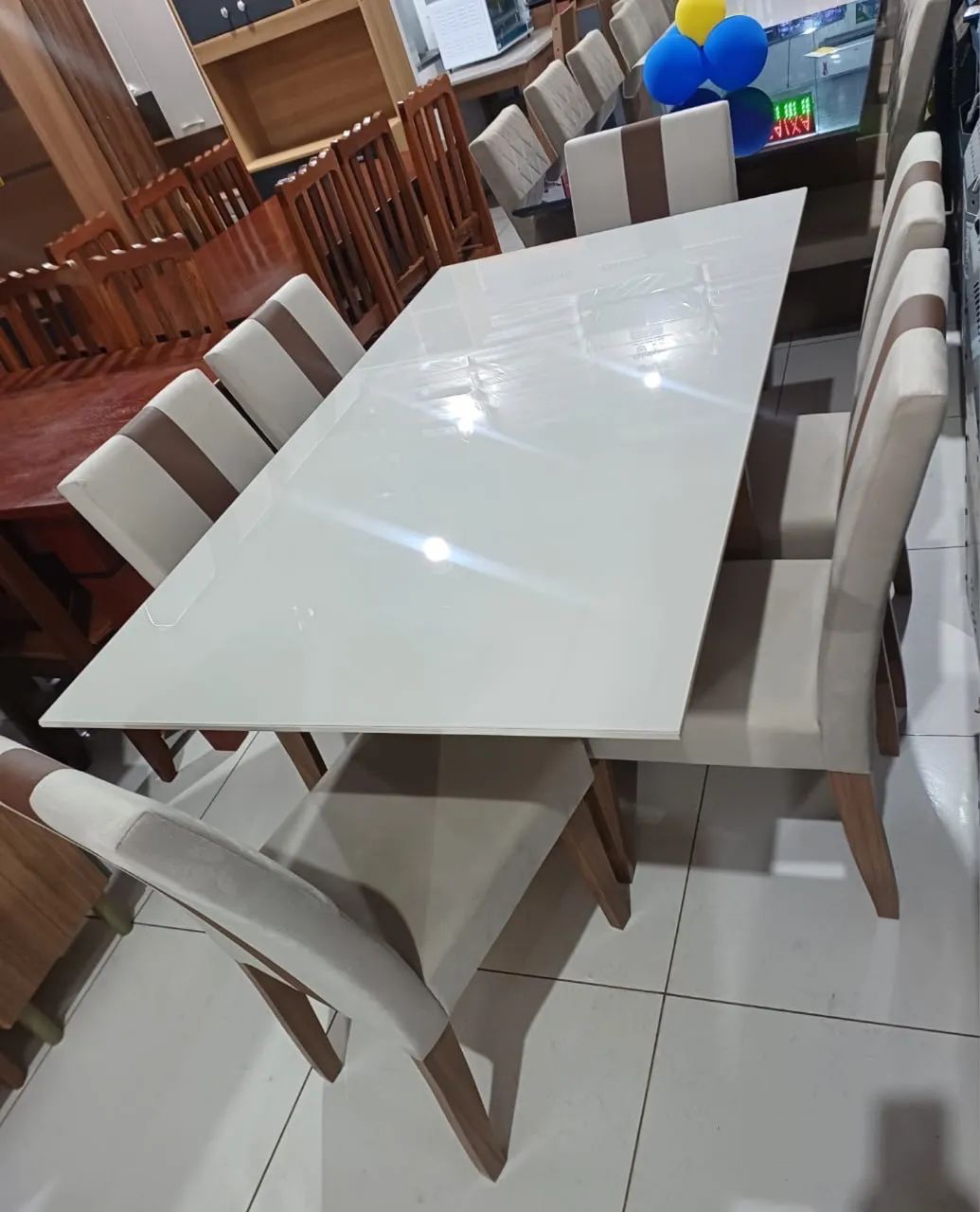 Mesa de vidro com 6 cadeiras lindas - Foto 2
