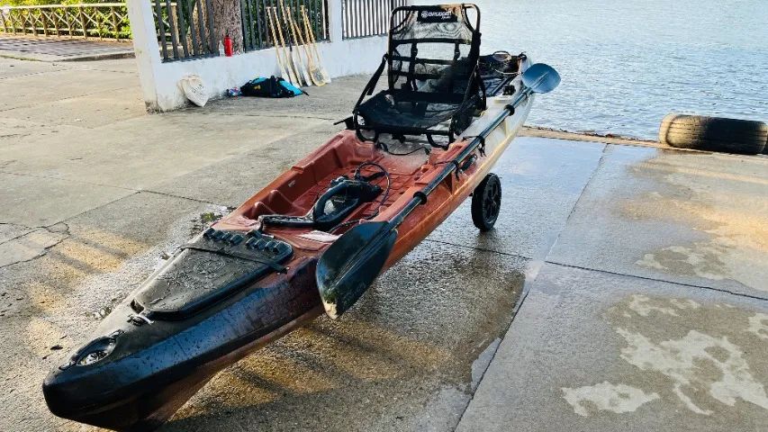 Caiaque de pesca motorizado 