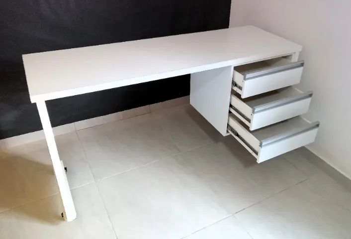 Mesa de Escritório Branca - 3 Gavetas - MDF - Ótimo Estado! - Foto 3