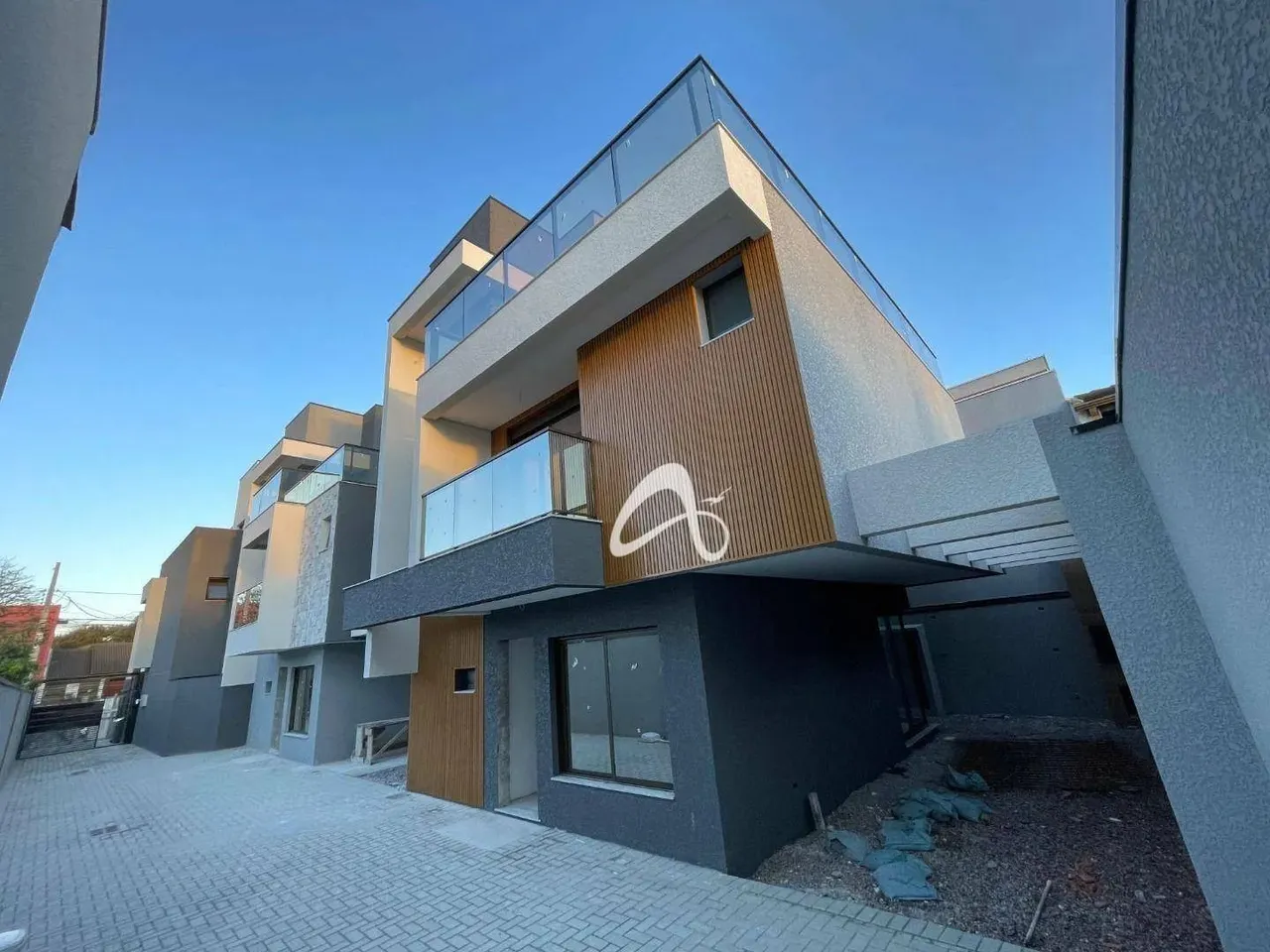 Sobrado novo à venda, com terraço e planta de 208m² no Bairro Jardim das Américas, Curitib