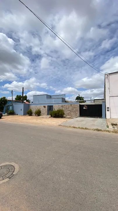 Imperdível!!Alugo linda casa no Jóquei Club com 3 quartos e ótimo preço !