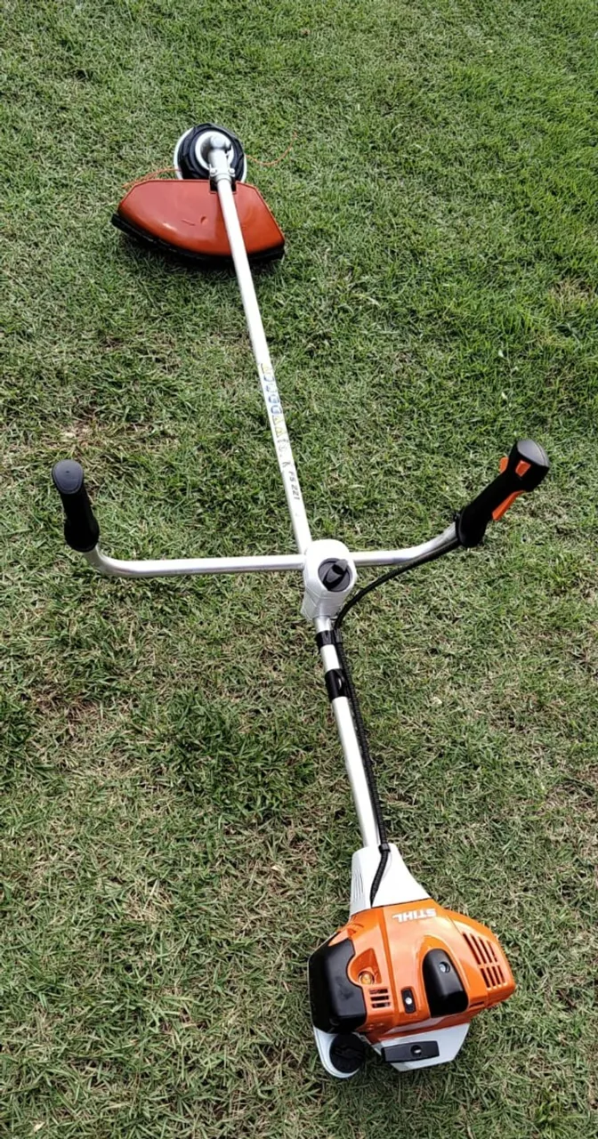 ROÇADEIRA STIHL FS 221 - A GASOLINA
