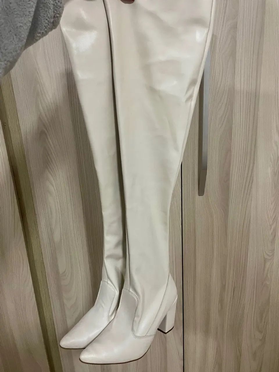 Bota cano alto off white bico fino Domidona - Foto 5