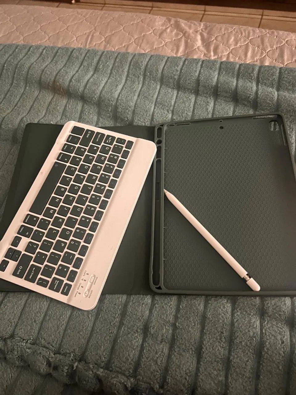 iPad com capa de protecao e caneta original - Foto 3