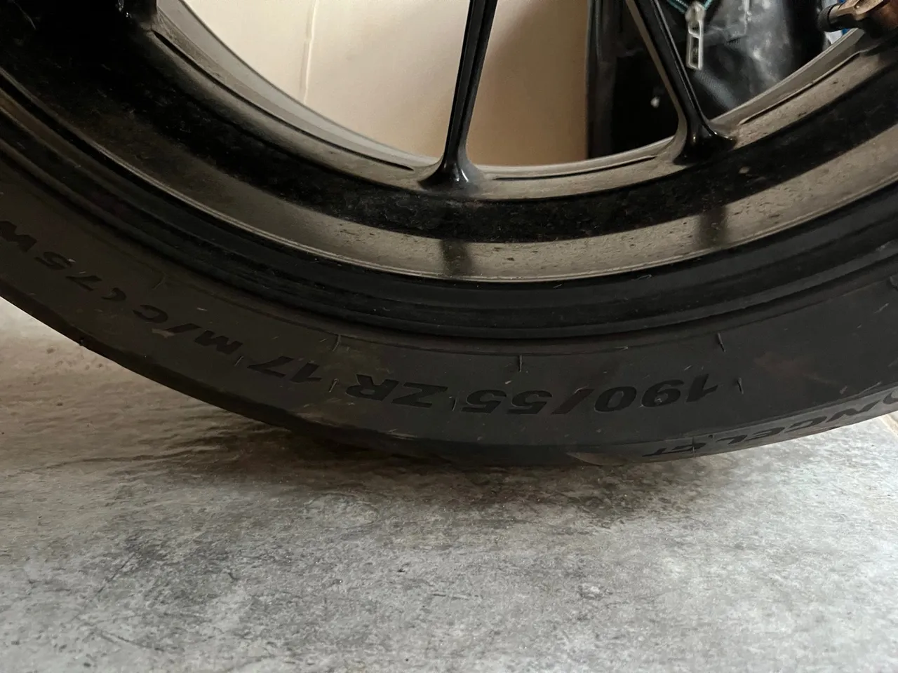 _Vendo pneu 190/55/17