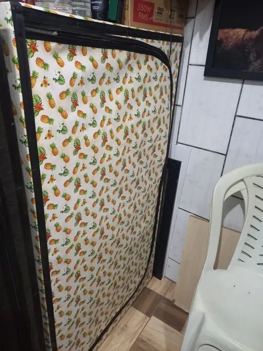 Sapateira  de tecido com estampa de abacaxi e uma marrom 