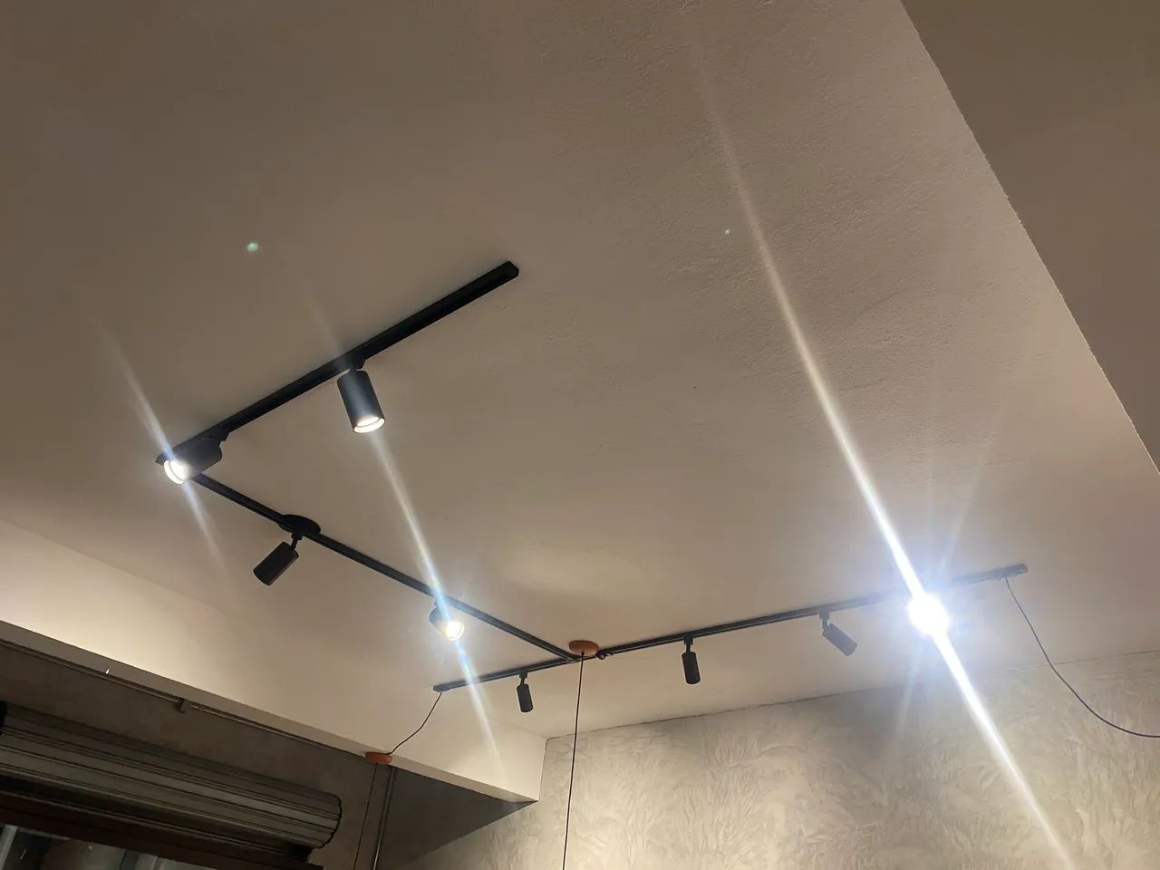 Trilho de luz preto com spots - Foto 3