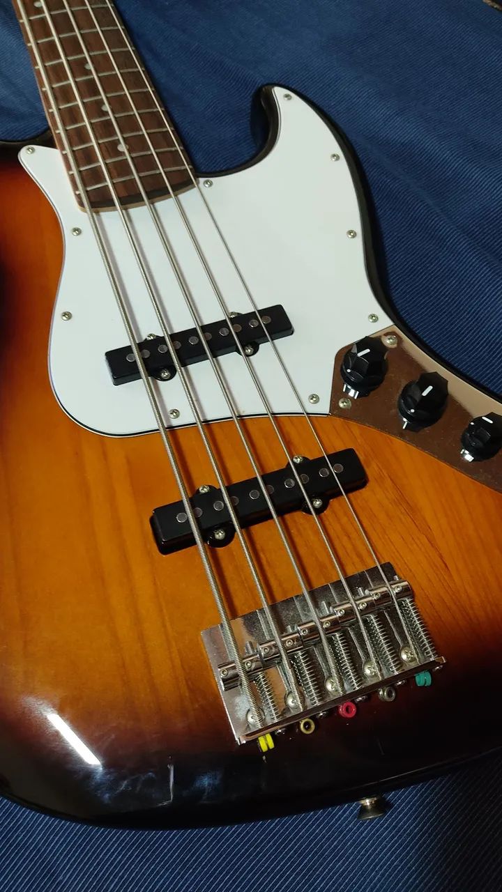 Baixo Fender Jazz Bass Squier Sunburst 5 cordas - Foto 2