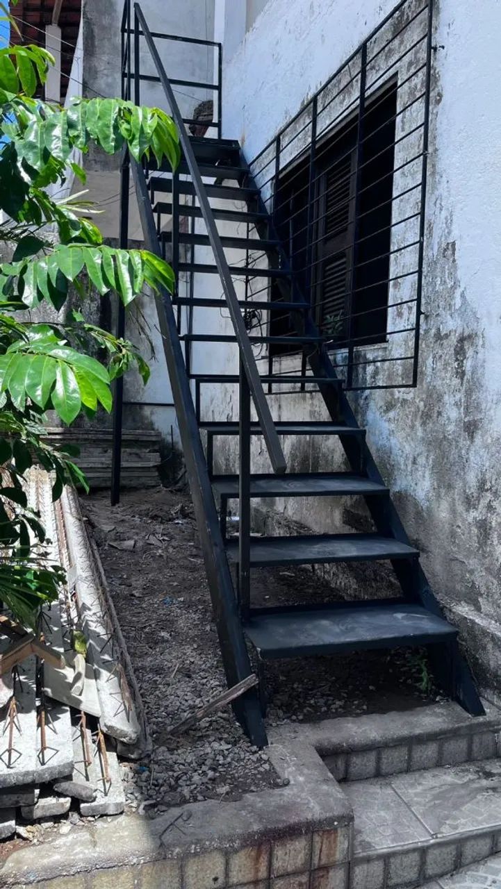 Escada de metal para área externa