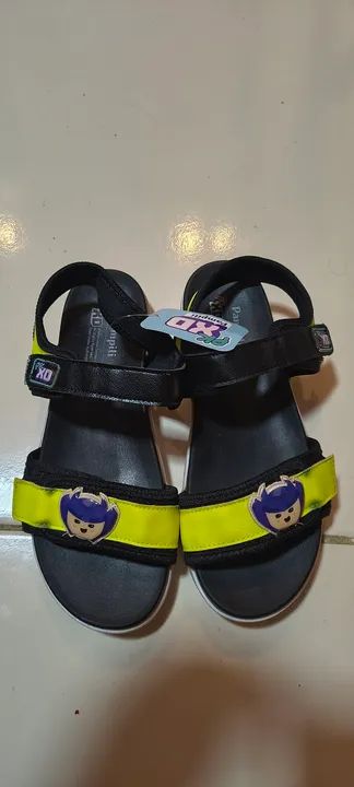 Sandálias infantis com personagem divertido n35