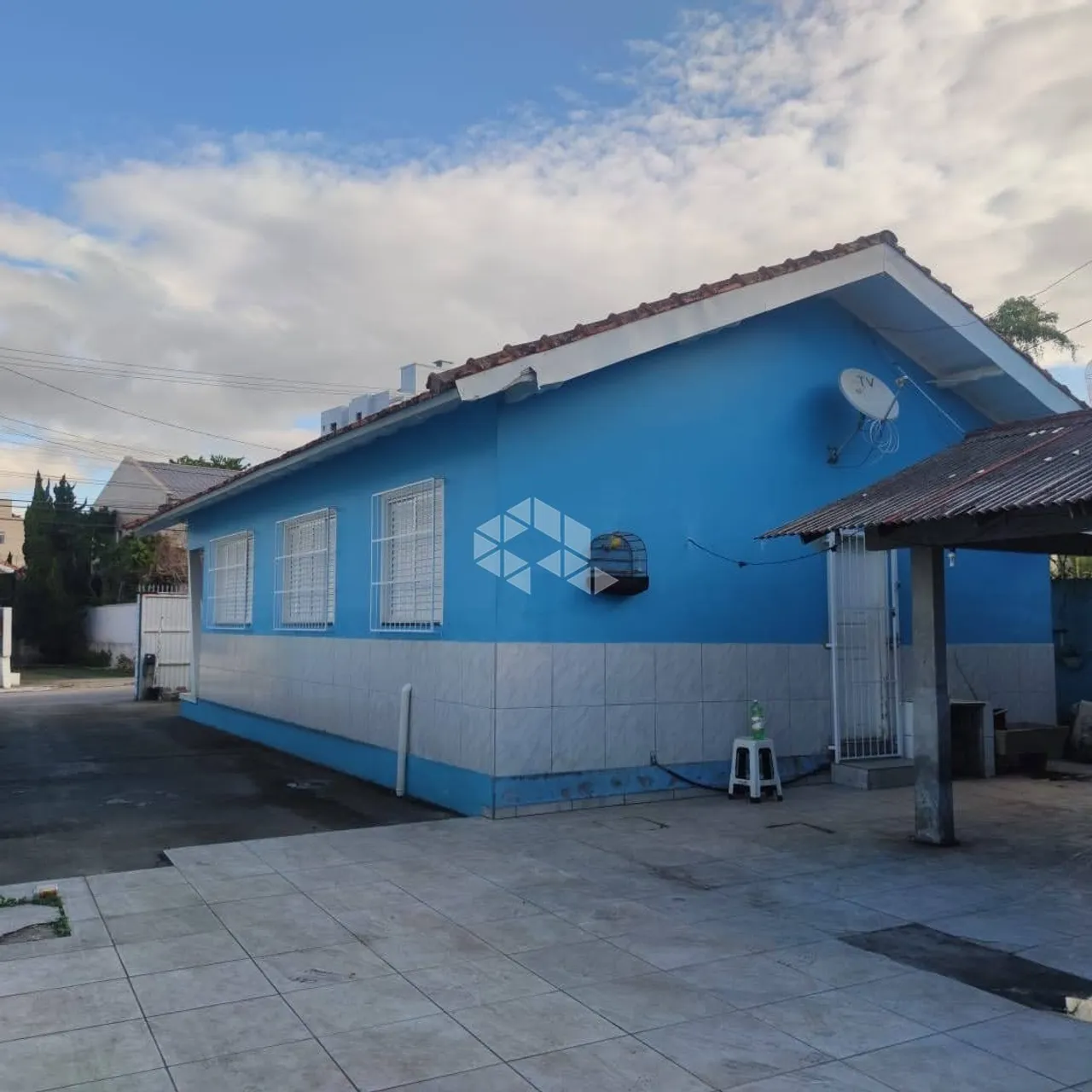 CASA NO BAIRRO PRAIA COMPRIDA, EM SÃO JOSÉ, SC, 06 DORMITÓRIOS, 04 KITNETS, USO COMERCIAL.
