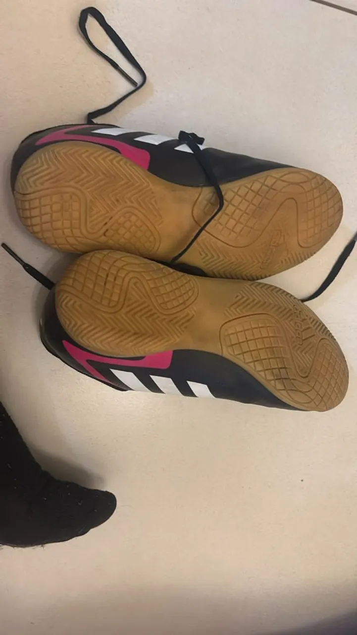 Tênis Adidas Indoor - Preto com detalhes em rosa