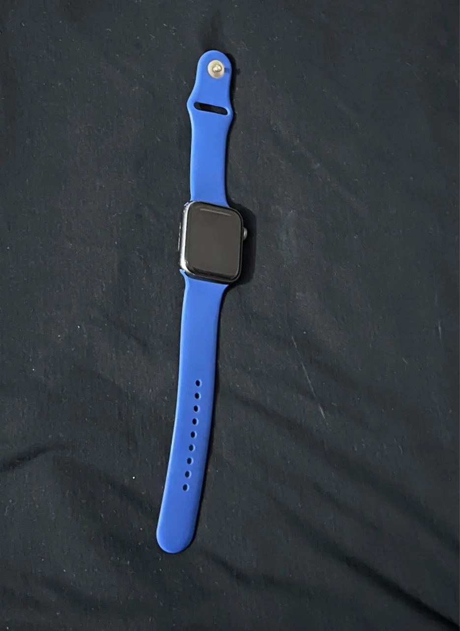 Apple Watch com pulseira azul