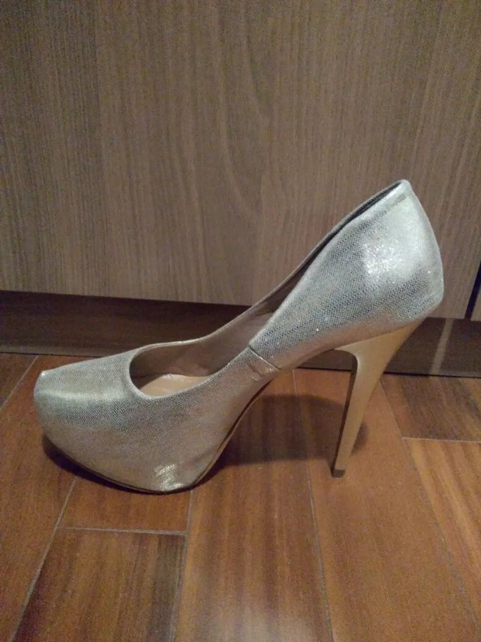 scarpin meia-pata cor ouro branco