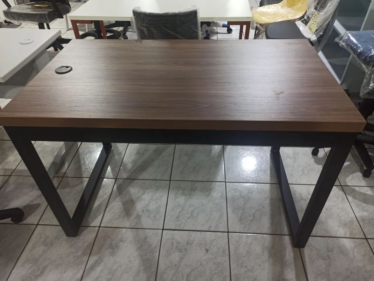 Mesa 1.20m com pé de ferro para escritório  - Foto 3