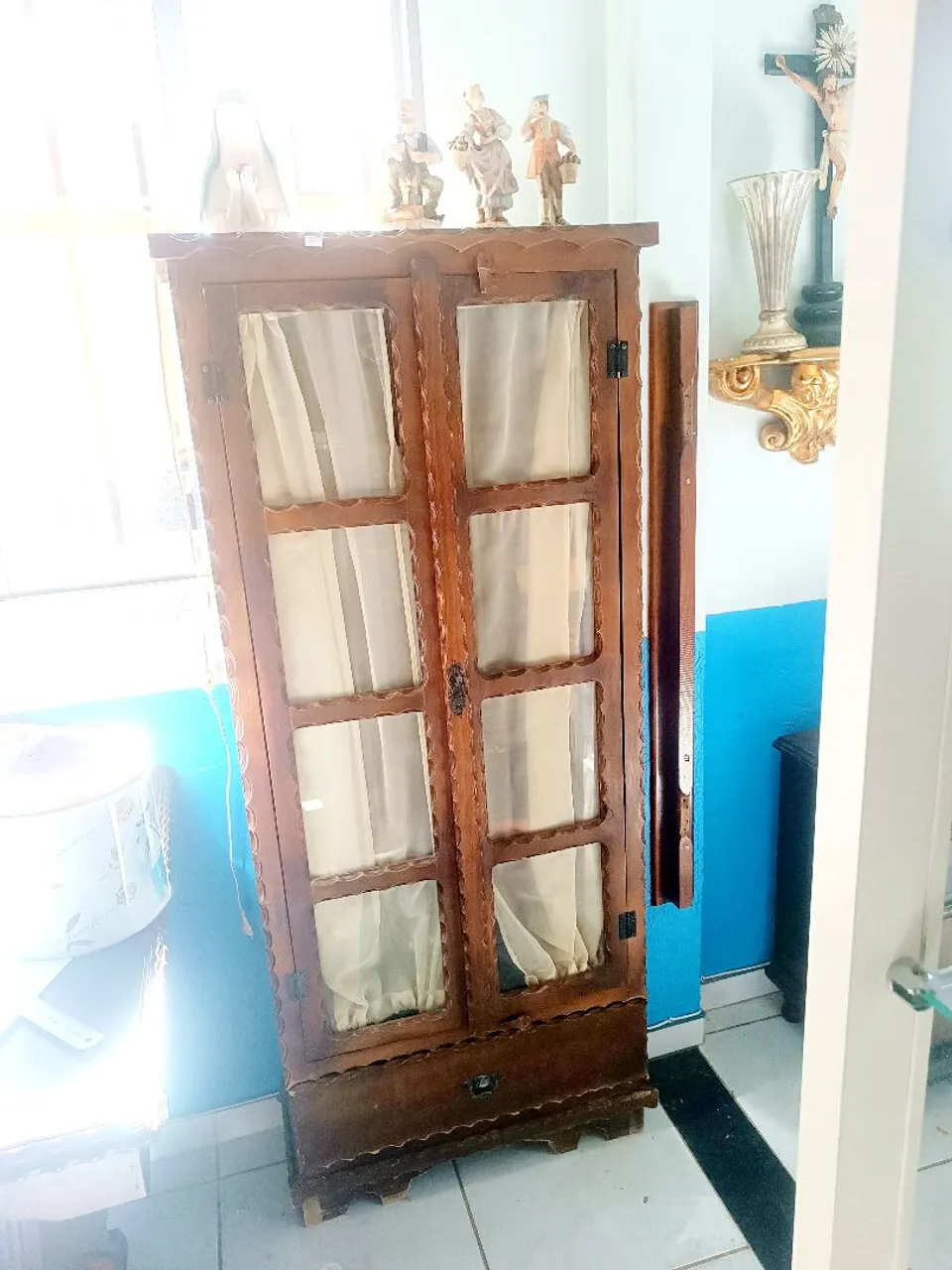 Armário em Madeira Rústica com Detalhes
