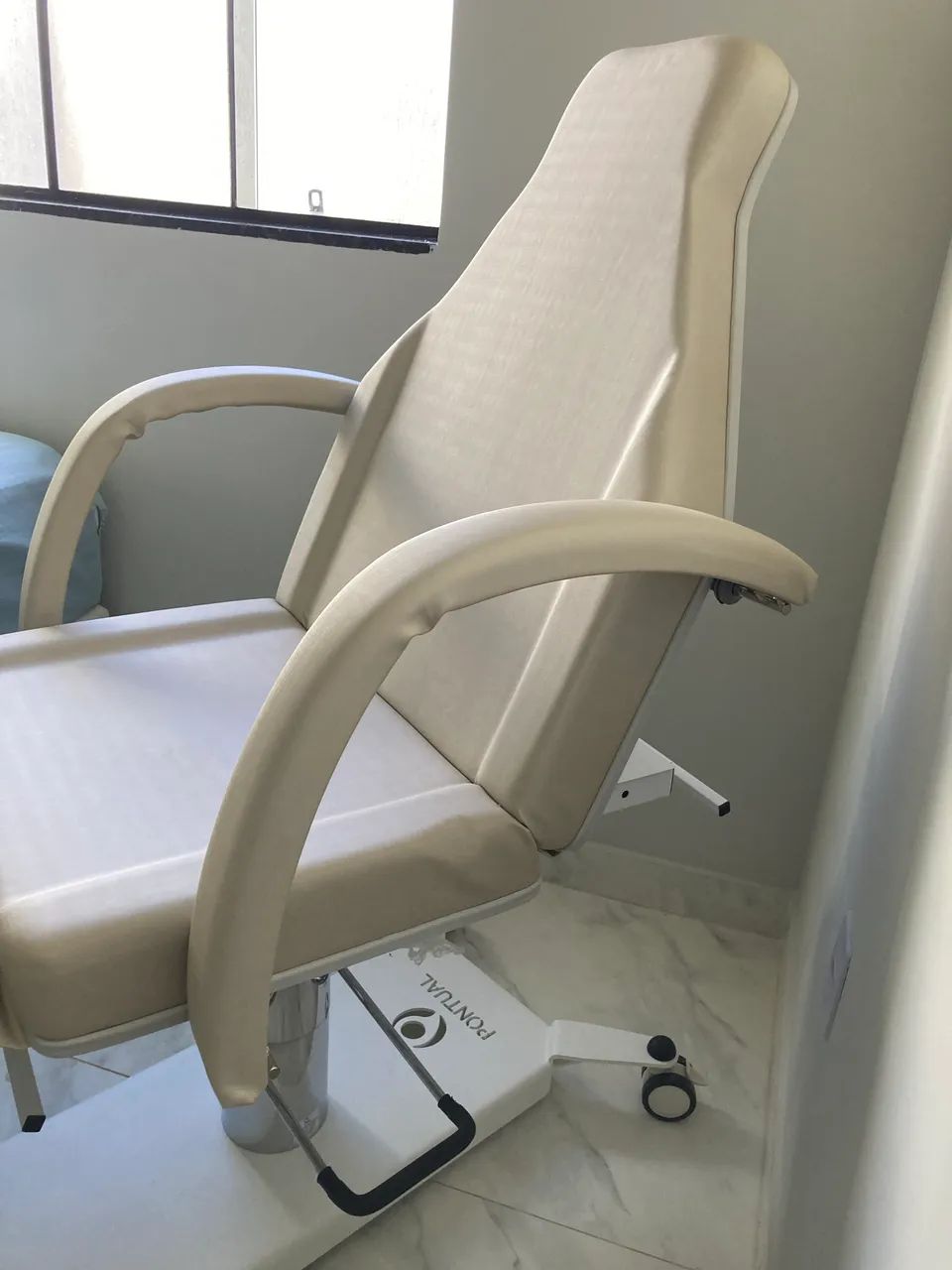 Cadeira e maca profissional Hidráulica PONTUAL + carrinho auxiliar com Lupa PONTUAL - Foto 3