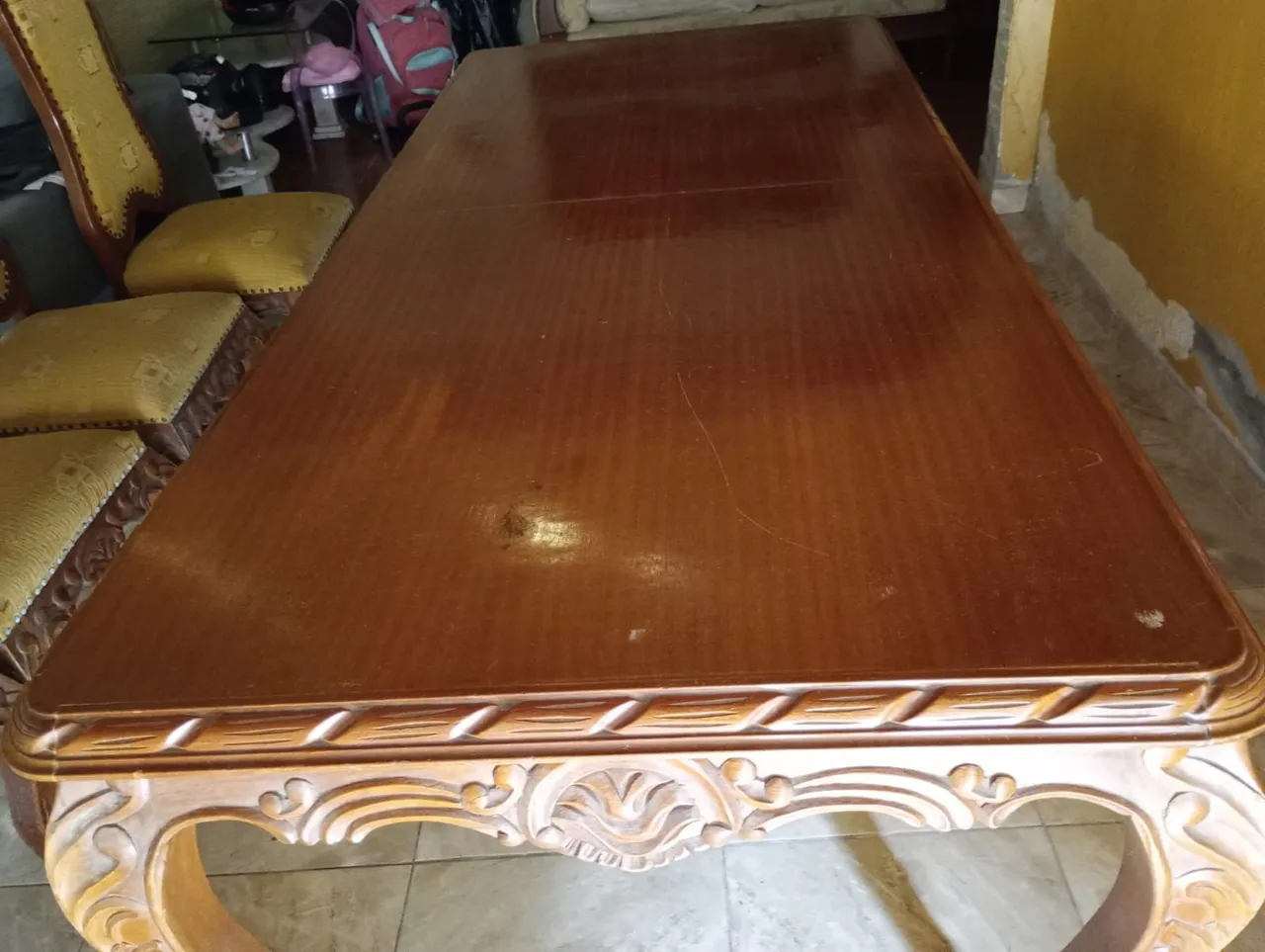 Mesa em madeira com 6 cadeiras