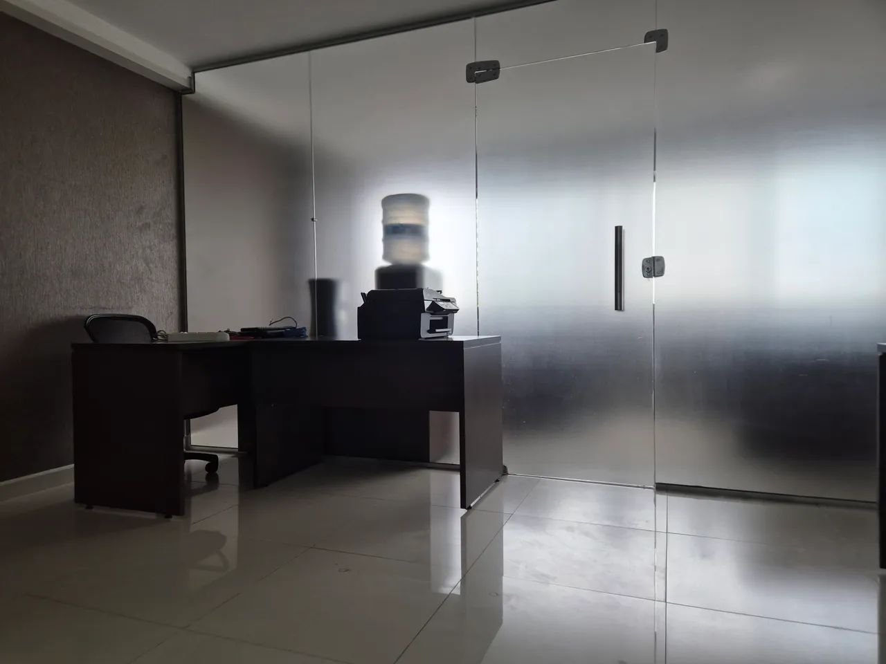 THE PLACE BUSINESS SALA COMERCIAL PRONTA PARA TRABALHAR MOBILIADA COM MESAS E ARMARIOS - Foto 4