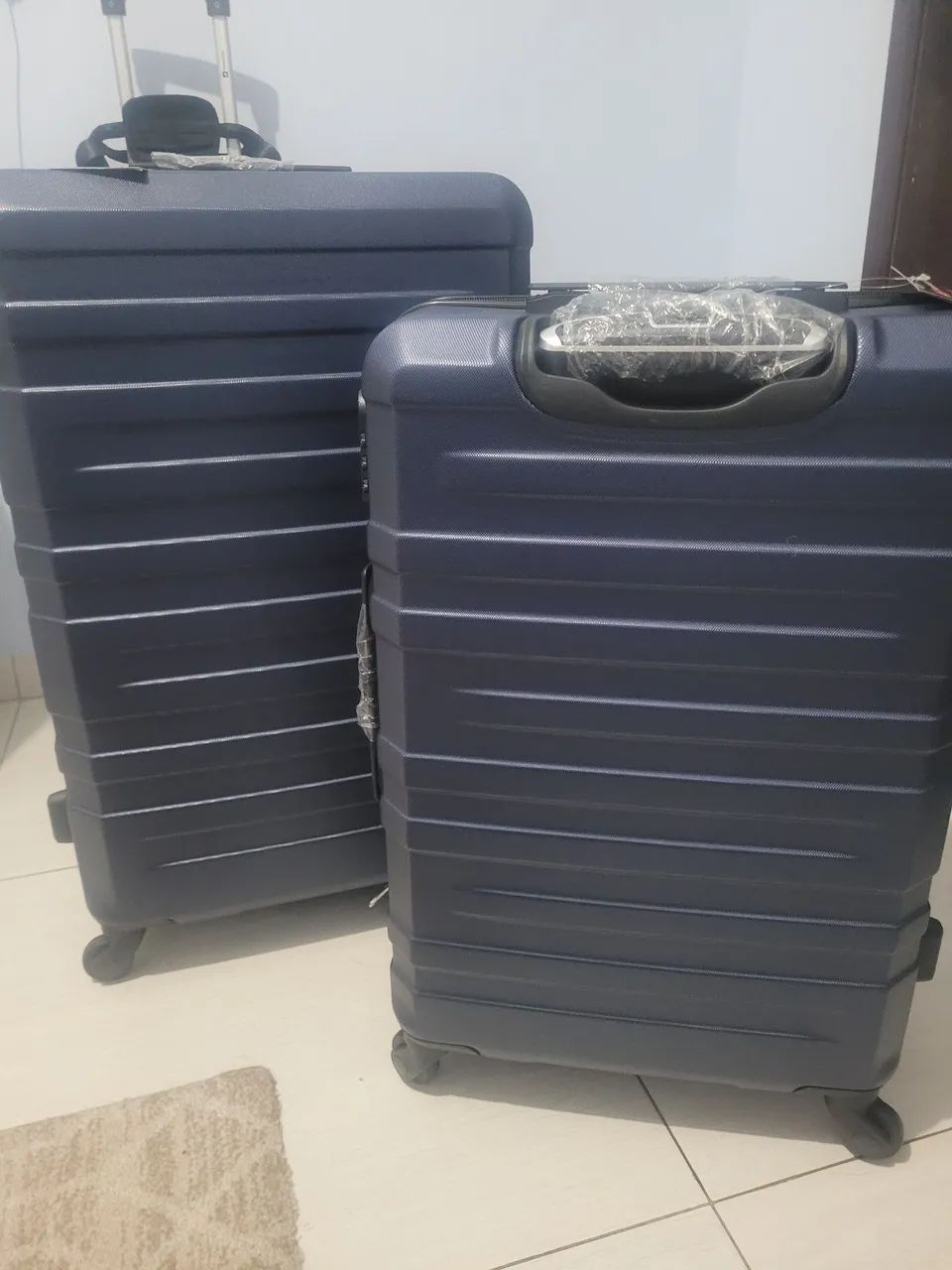 Conjunto com 2 malas de viagem,grande e media