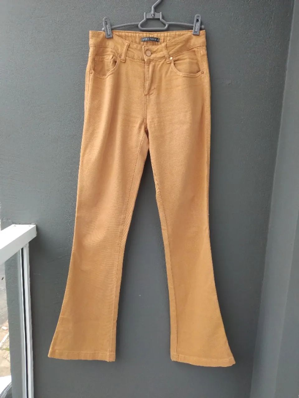 Calça jeans caramelo flare suede