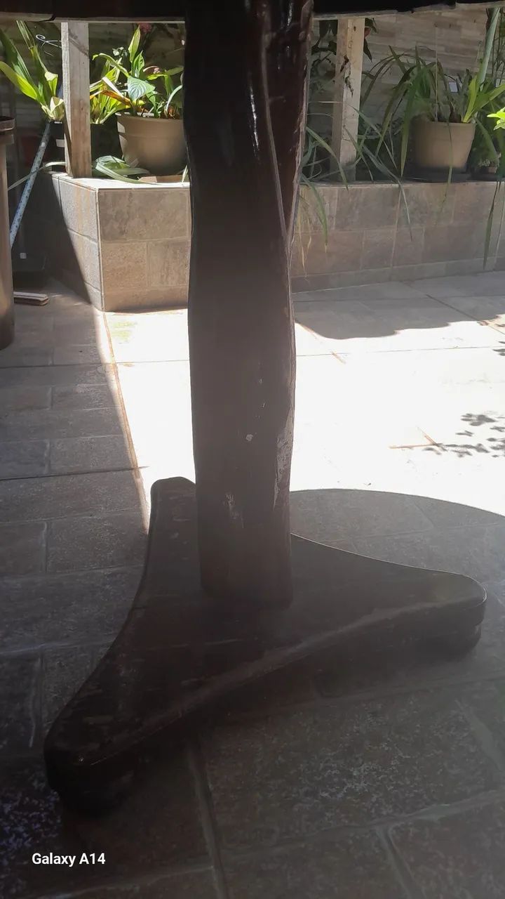 Mesa e 4 banquetas em madeira maciça