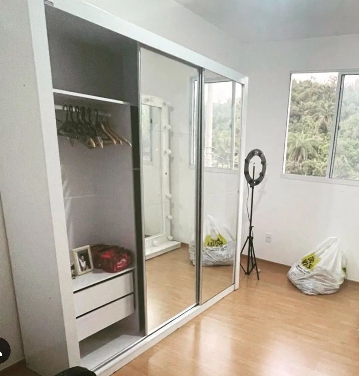 Guarda-Roupa com Espelho e 3 Portas de Correr