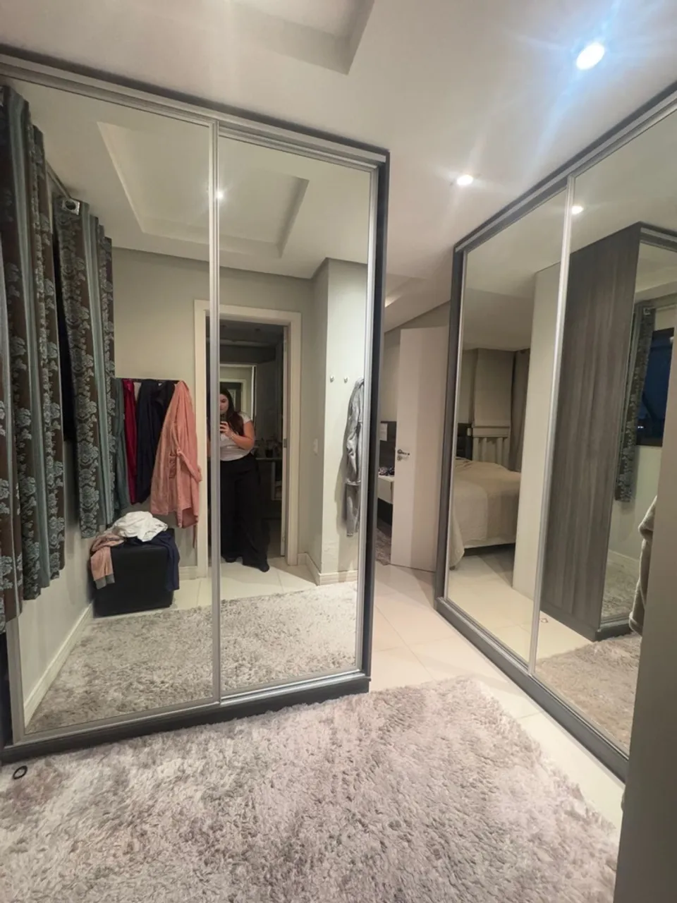 Guarda-Roupa Moderno com Espelho