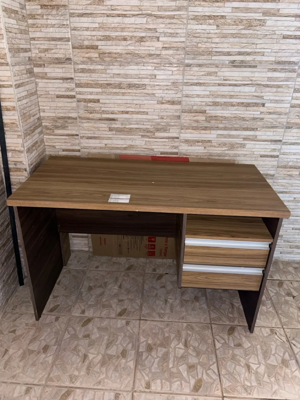 Mesa para escritório com gaveteiro e cadeiras de escritório
