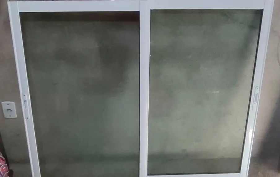 Janela de vidro de correr branca