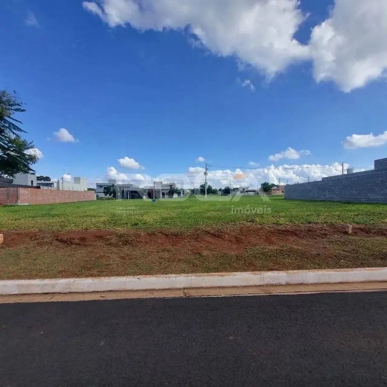 Terreno à venda em condomínio fechado no Recanto do Sabiá, São Carlos