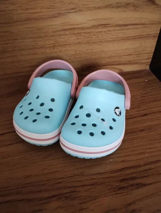 Sandálias Crocs infantis - Azul Bebê - Foto 2