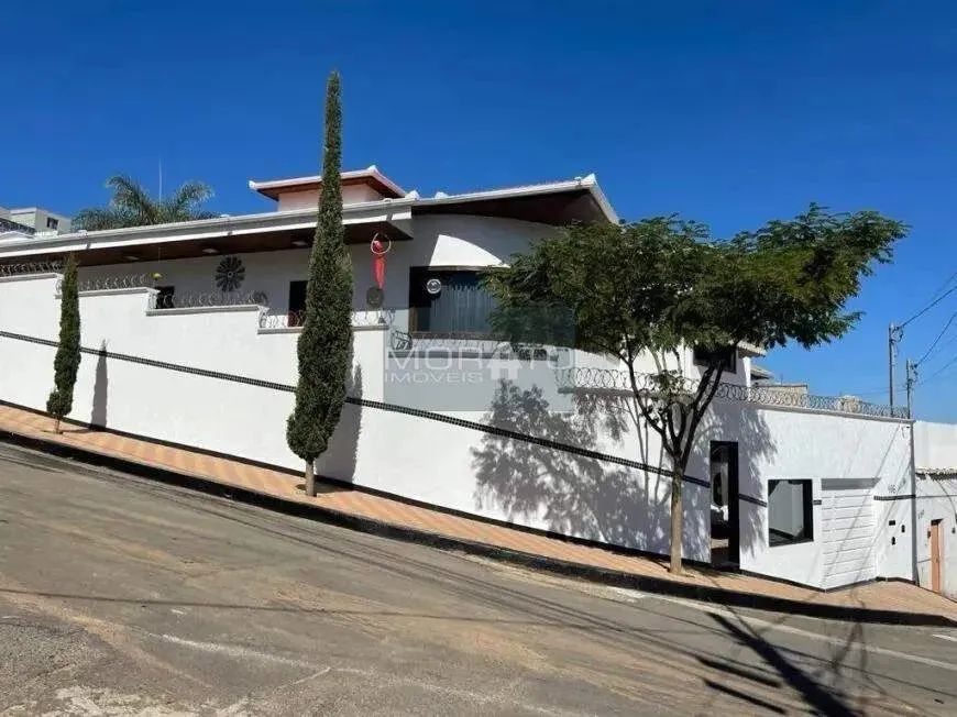 Casa Rústica Exuberante com Espaço Comercial Anexo em Contagem.