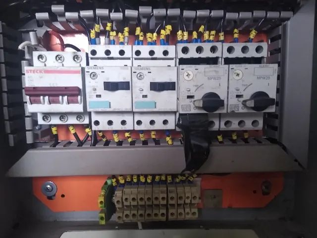 Caixa quadro de comandos elétricos painel com alguns componentes - Foto 4