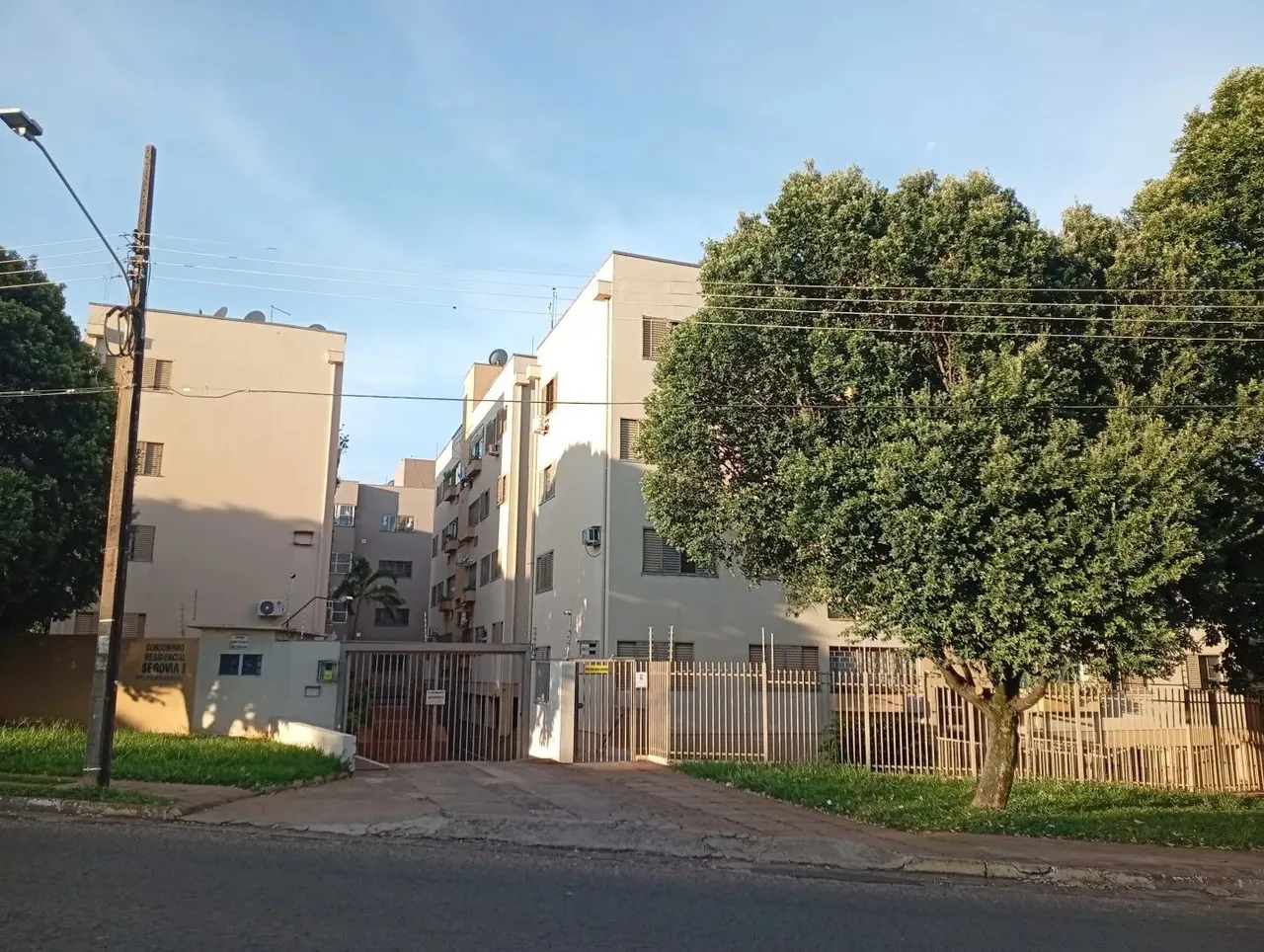COND. RES. SEGÓVIA II- Rico em armários e com 3 quartos sendo 1 suíte
