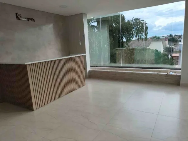 Bela Sala p/ Alugar, 4 ambientes, Jardim de inverno, copa, 2 WC, elevador, estacionamento.