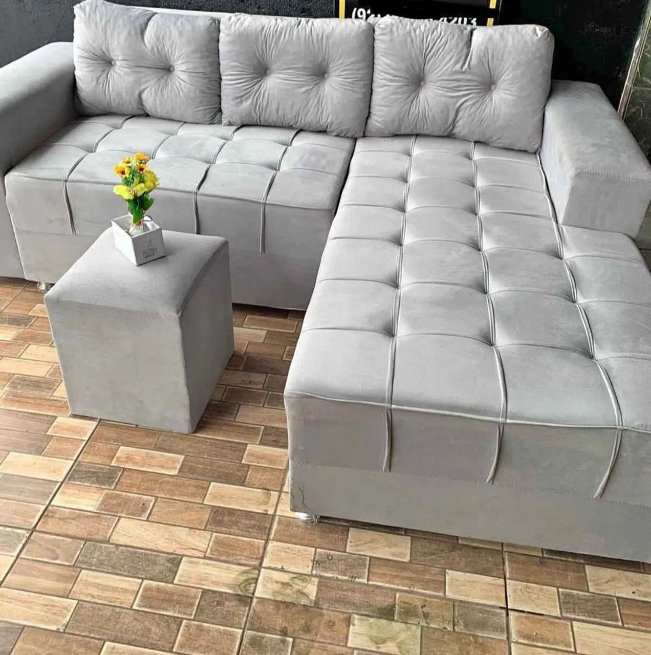 Sofá cheyse de 3 lugares com puff de brinde  - Foto 4