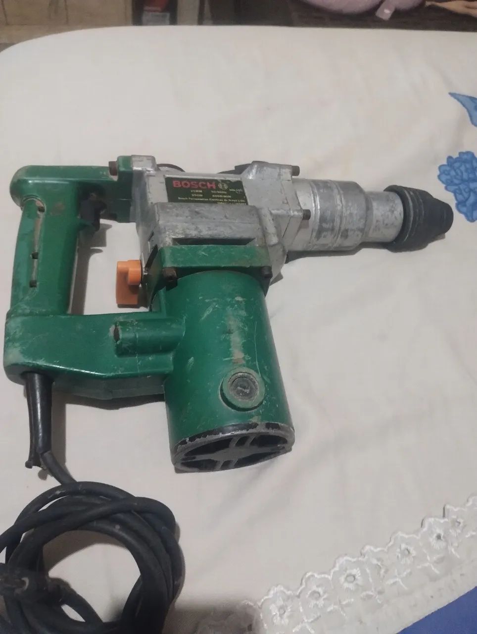 Vendo martelo Perfurador Bosch HD-250 950W 26mm - Foto 3