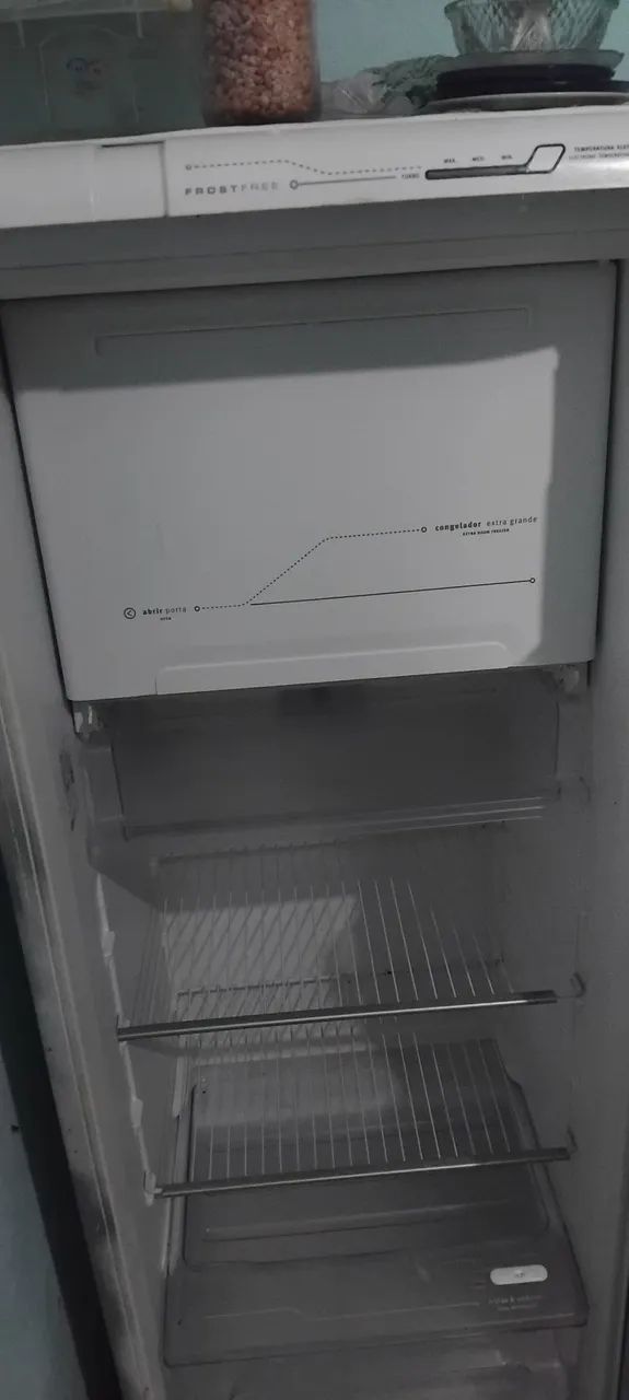 Vendo uma geladeira Electrolux.  Boa pra uso . Funcionando tudo ok  - Foto 3