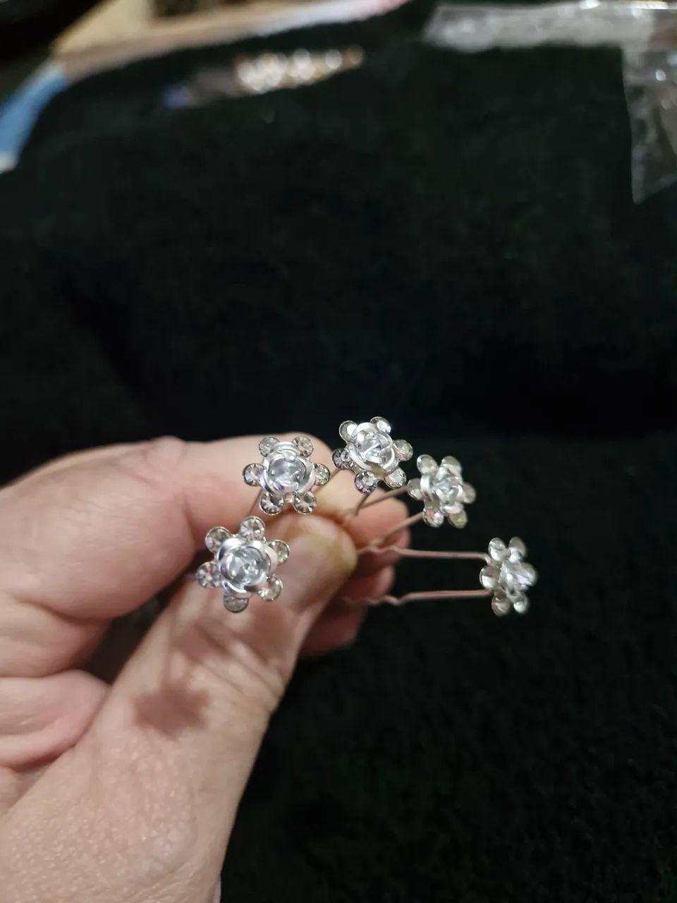 Grampo ponto de luz para cabelos flor strass  - Foto 2
