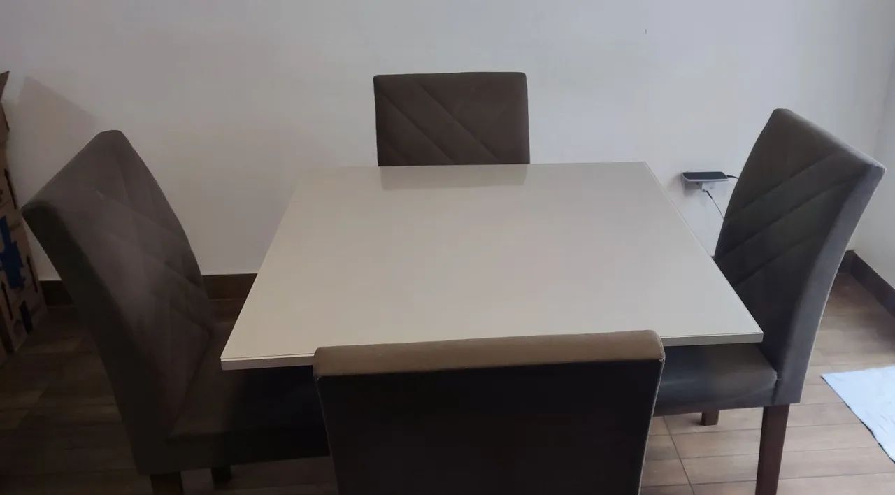 Mesa com Cobertura de Vidro e Quatro Cadeiras Estofadas 