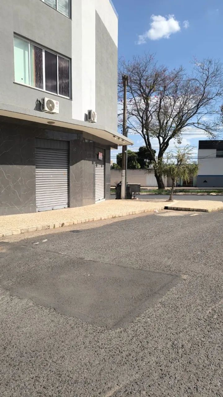 Sala 58m2. Alugo no bairro Tibery.Rua Suíça, 20. As 2 portas de aço fazem parte da loja - Foto 3