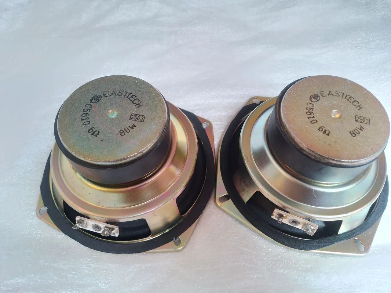 Par de auto falantes de 5  polegadas 6 ohms  80wrms cada  marca Eastech 