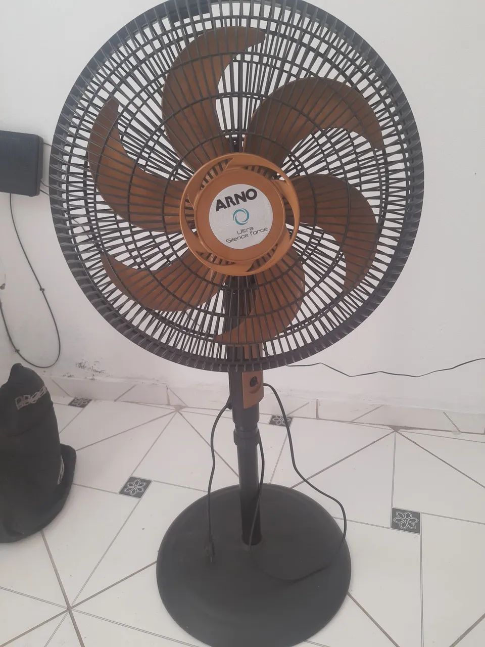 Vendo ventilador Arno de pé 