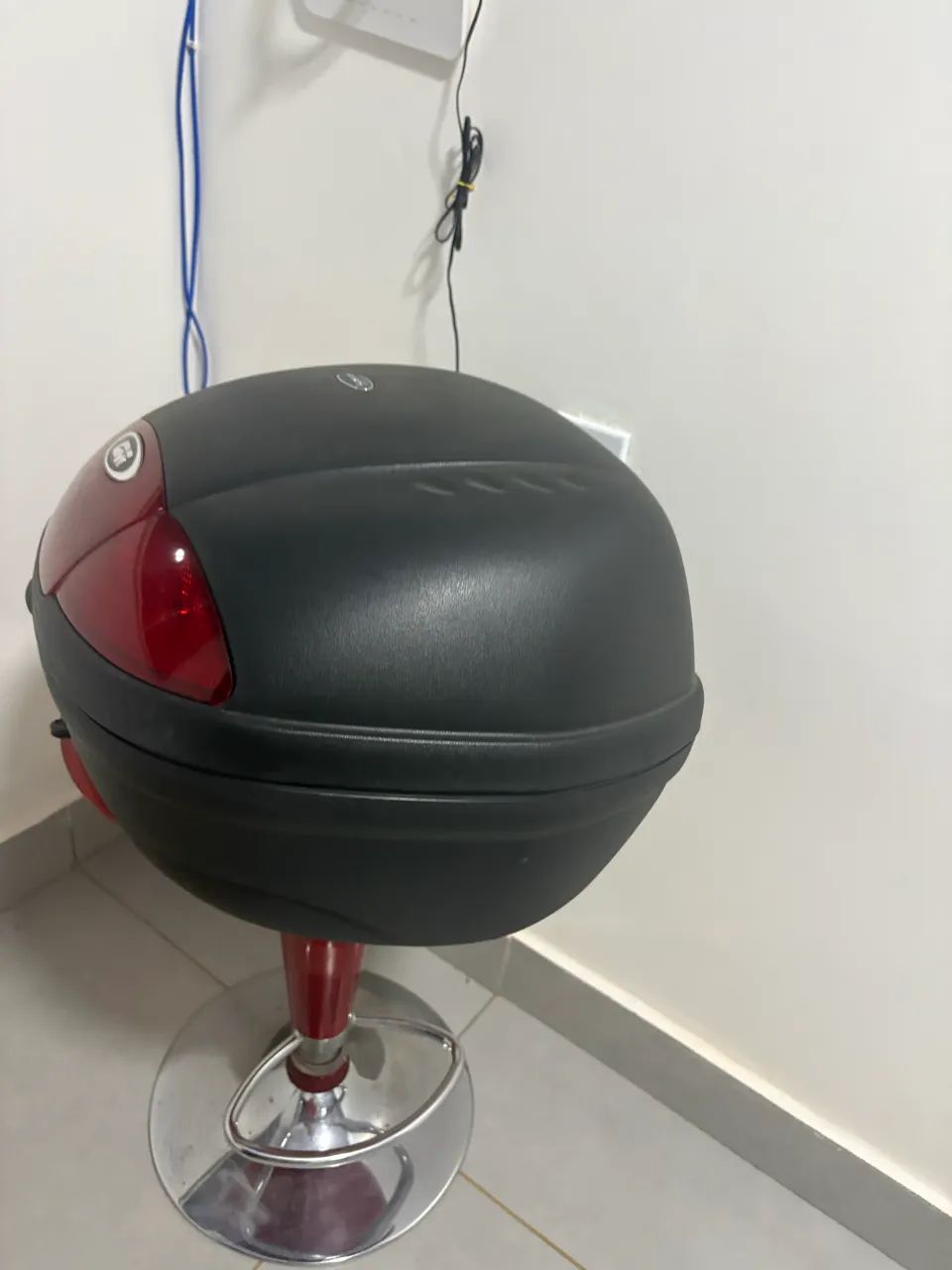 Baú de moto GIVI 45 litros semi novo com base completa
