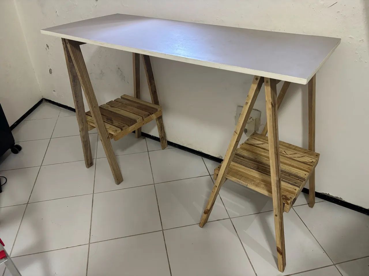 Mesa com cavaletes 120x50