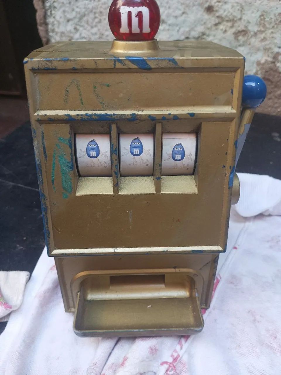 Dispenser de doces colecionável da marca M&M's. LEIA O ANÚNCIO 